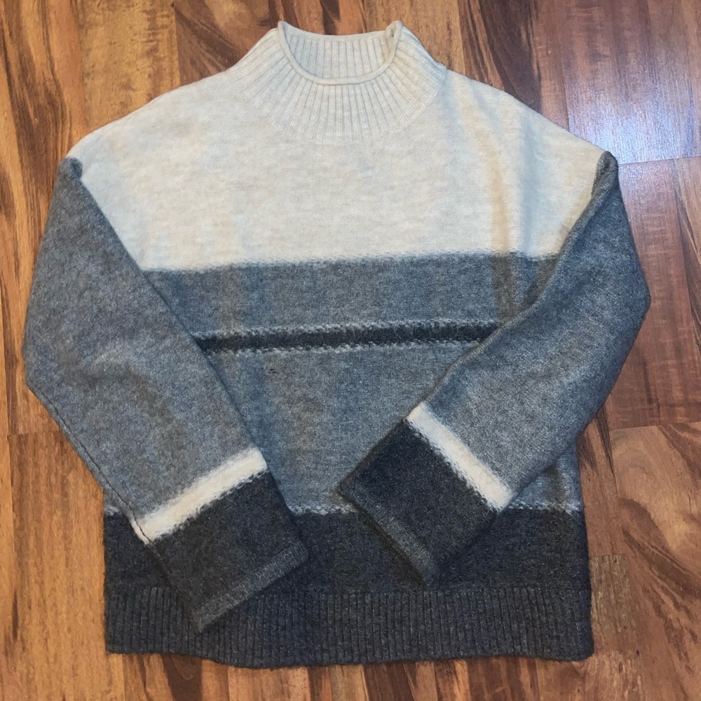 Universal Threads Sweater